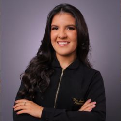 Profa. Esp. Layla Veneiz